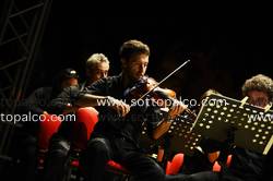 Foto concerto live PFM IN CLASSIC 
con Orchestra Sinfonica di Asti 
diretta dal Maestro Alessandro Cadario 
Piazza della Cattedrale 
Asti 6 Settembre 2013 
