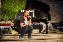 Foto concerto live DAVIDE BOOSTA DILEO 
Pavese Festival 2016 
Con gli occhi di Pavese 
Piazza Confraternita 
Santo Stefano Belbo 23 Luglio 2016