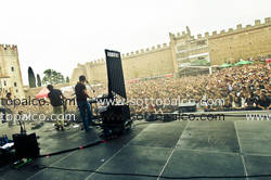 Foto concerto live dEUS 
 
A Perfect Day Festival 
Castello Scaligero 
Villafranca di Verona 
1 settembre 2012